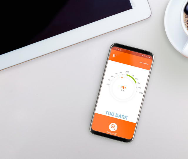 Smartphone met Lux-o-Meter app op een bureau