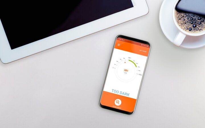 Smartphone met Lux-o-Meter app op een bureau