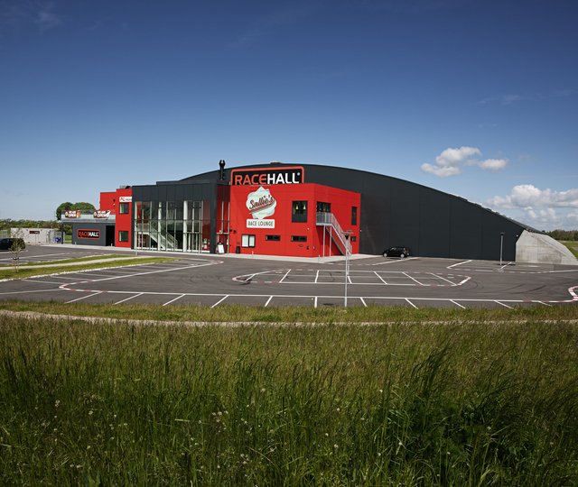 RACEHALL: Die weltweit größte Indoor-Go-Kart-Rennbahn ist jetzt mit LED-Produkten von LEDVANCE ausgestattet