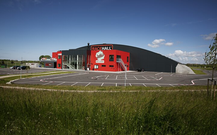 RACEHALL: Die weltweit größte Indoor-Go-Kart-Rennbahn ist jetzt mit LED-Produkten von LEDVANCE ausgestattet