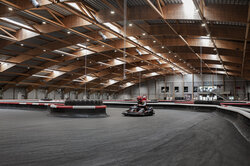 HIGH BAY 95 W with 13 000 Lumen were perfect solution for a powerful and uniform light in the go-kart race area of RACEHALL (source: LEDVANCE)