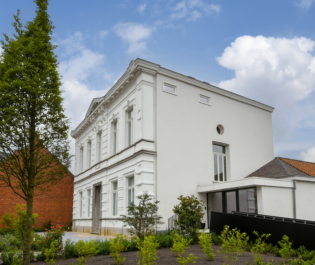 Het iconische Wevershuis, een neoclassicistische directeurswoning uit 1880 in Herentals (België), heeft een adembenemende transformatie ondergaan tot B&B Het Wevershuis.