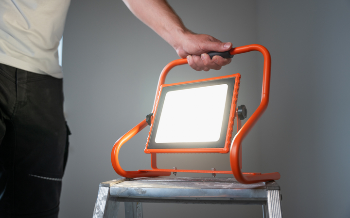 Die robusten OSRAM LED WORKLIGHTS sind die idealen Assistenten für Renovierungs- und Reparaturarbeiten.