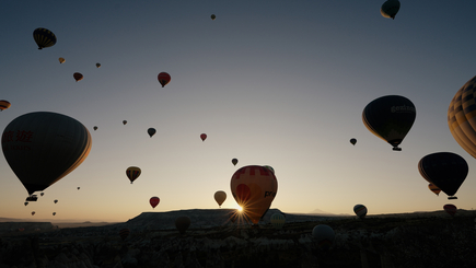 Heißluftballons steigen über dem Güvercinlik-Tal auf. | Bild: LEDVANCE 