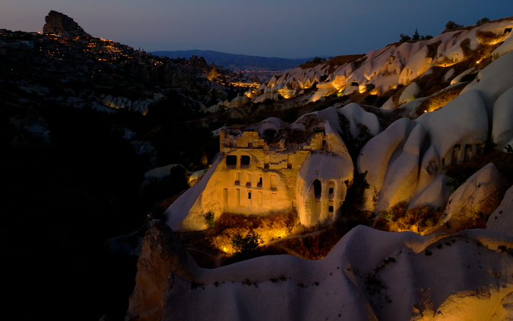 Since autumn 2025, the Güvercinlik Valley’s iconic rock formations and historic dovecotes have been lit up after dark