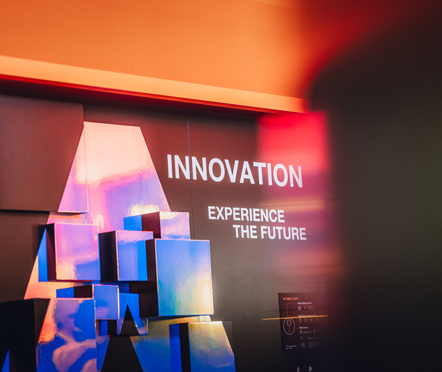 Bij de ‘Innovation Wall’  tijdens L + B 2026 presenteerde LEDVANCE zijn productinnovaties en liet het zien hoe moderne verlichtingsoplossingen door het gebruik van kunstmatige intelligentie 