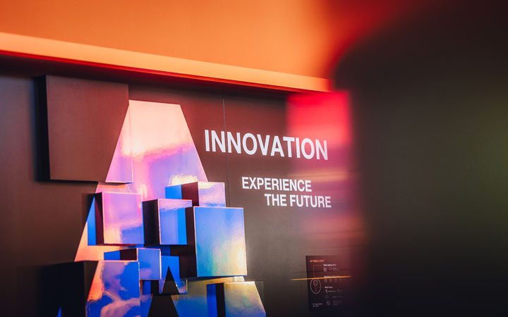 At the “Innovation Wall” at L + B, LEDVANCE showcased its product innovations and demonstrated how modern lighting solutions actively interact with their environment through the use of artif