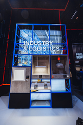 Nel segmento Industry & Logistics, i visitatori hanno potuto testare in modo interattivo diversi sistemi di controllo dell’illuminazione su scaffalature speciali. | Immagine: LEDVANCE