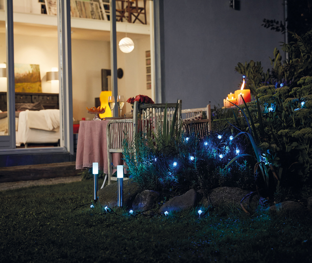 Auch für Außenanwendungen gibt es Smart+-Geräte, wie hier die beiden links im Vordergrund stehenden Stelen der Leuchte Gardenpole. Bild: Ledvance