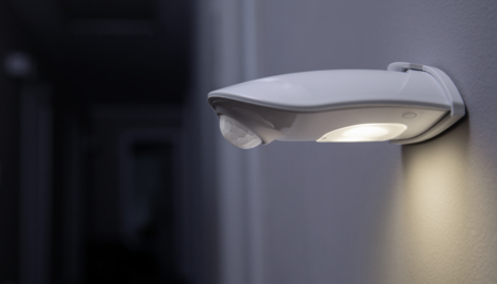 Battery-powered outdoor luminaires