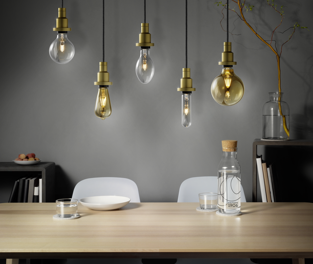 Osram Edition 1906: Besonders in Kombination sorgen die Lampen in verschiedenen klassischen Formen und die Leuchte PenduLum für ein echtes Design-Highlight. Quelle: Osram