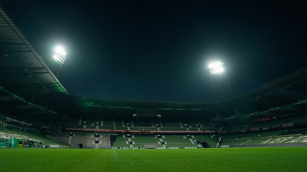 Die präzise Lichtlenkung sorgt dafür, dass das Flutlicht ausschließlich das Spielfeld und den Innenraum ausleuchtet