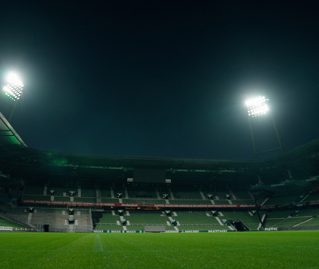 Die präzise Lichtlenkung sorgt dafür, dass das Flutlicht ausschließlich das Spielfeld und den Innenraum des Weserstadions ausleuchtet. | Bildrechte: LEDVANCE 