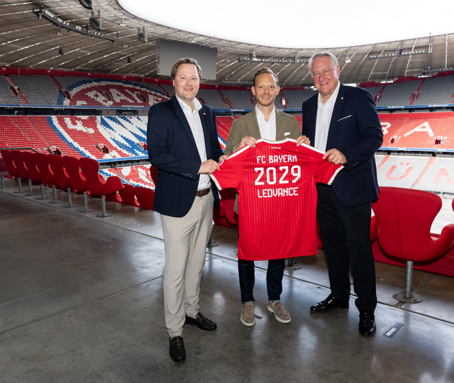 A képen (balról jobbra): Fredrik Ergert von Gillern, a LEDVANCE globális márka  és kommunikációs vezetője; Rouven Kasper, az FC Bayern marketingért és értékesítésért felelős igazgatósági tag