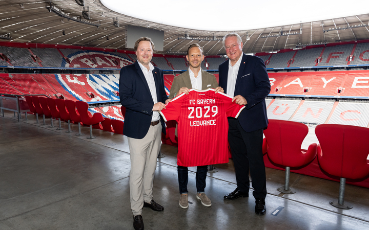 Pictured (left to right): Fredrik Ergert von Gillern, Global Head of Brand & Communication at LEDVANCE; Rouven  Kasper, FC Bayern Board Member for Marketing & Sales; and Bernd Kobusch