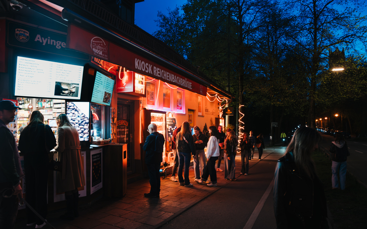 Goldene Stunden am Reichenbachkiosk: Mit Produkten aus dem OSRAM Homelighting Portfolio setzte LEDVANCE den beliebten Münchner Treffpunkt stimmungsvoll in Szene 